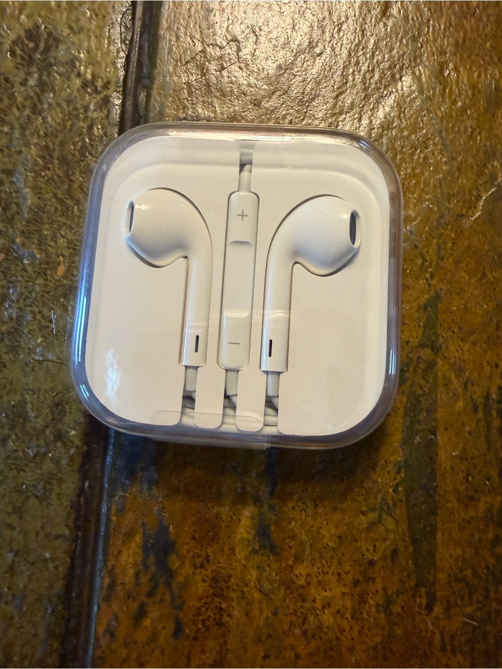 Apple EarPods with 3.5mm Plug, In-line Remote and Mic - White
